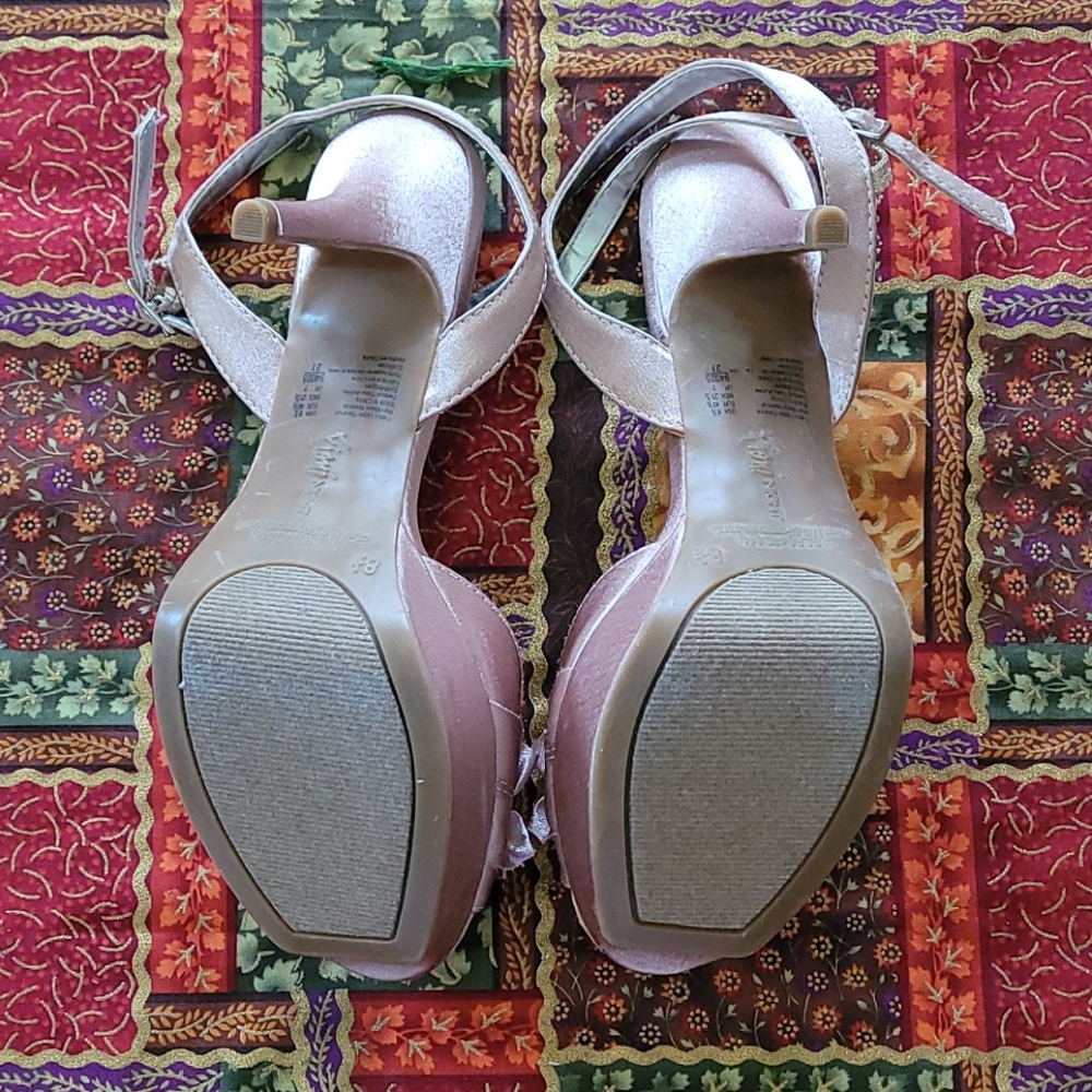 Shoes - Picture 4 of 6